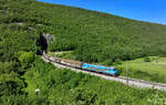 363 001 mit einem Güterzug am 11.05.2024 bei Hrastovlje.