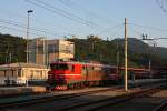 In der Abendsonne steht Sz Elektrolok 363008 am 25.5.2011 im Bahnhof Celje.
Im Hintergrund ist die Burg von Celje zu sehen.