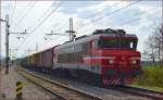 SŽ 363-021 fährt mit Güterzug auf Bahnhof Pragersko ein.