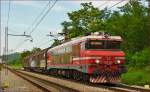 SŽ 363-003 zieht Güterzug durch Maribor-Tabor Richtung Tezno Verschiebebahnhof.