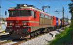 SŽ 363-028 zieht Containerzug durch Maribor-Tabor Richtung Koper Hafen. /28.8.2014