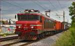 SŽ 363-036 zieht Containerzug durch Maribor-Tabor Richtung Koper Hafen. /27.5.2015