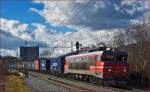 SŽ 363-011 zieht Containerzug durch Maribor-Tabor Richtung Norden. /24.2.2016