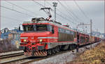 SŽ 363-021 zieht Autozug durch Maribor-Tabor Richtung Koper Hafen.