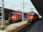 Am 29. Mrz 2010 begegnen sich die zwei slowenischen Geschwistermaschinen 541-019 (rechts) und 541-109 (links) in Villach Hbf.