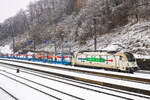 Spielfeld-Strass. Die 541 104 der Slovenske Železnice, wartet hier am 14.02.2025 im verschneiten Bahnhof Spielfeld-Strass auf ein frei zeigendes Signal in Fahrtrichtung Österreich.