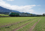 Die für 3M-Scotch werbende 541 001-8 der SŽ mit dem D 211 (Villach Hbf - Ljubljana - Zagreb Glavni kol.