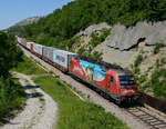 Die SZ 541 013  Almdudler  rollte am Nachmittag des 28. Mai 2017 mit einem voll beladenem Containerzug hinunter nach Koper, fotografiert bei Hrastovlje.