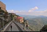 Blick vom Bahnhof Kloster Montserrat (E) auf die Cremallera de Montserrat (FGC), eine Zahnradbahn nach Monistrol de Montserrat (E) im Montserrat-Gebirge.