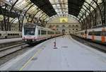 448 027-3 der RENFE steht im Bahnhof Barcelona-França (Estació de França) (E) auf Gleis 12.