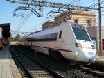 Diesel-Triebzug BR 598 hlt am 10.11.2007 auf seiner Fahrt von Malaga nach Sevilla im Bahnhof Dos Hermanas bei Sevilla.