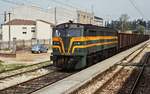 Auf einem Bahnhof an der Strecke von Santiago de Compostela nach La Coruna wartet die 321-041-6 eine Zugkreuzung ab.