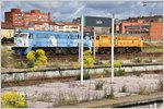 Zwei Oldtimer, die 321 005-1 und die 321 073-9 , stehen taenlos herum auf den Abstellgeleisen neben dem neuen Bahnhof. (25.05.2016)