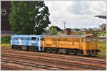 Zwei Oldtimer, die 321 005-1 und die 321 073-9 , stehen taenlos herum auf den Abstellgeleisen neben dem neuen Bahnhof. (25.05.2016)