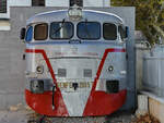 Im Eingangsbereich des Eisenbahnmuseums von Katalonien in Vilanova i la Geltrú steht dieser abgesägt Kopf der Einrichtungsdiesellokomotive für den Talgo III Renfe 2005 T  Virgen del Carmen  (352 005). (November 2022)