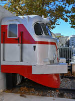 Im Eingangsbereich des Eisenbahnmuseums von Katalonien in Vilanova i la Geltrú steht dieser abgesägt Kopf der Einrichtungsdiesellokomotive für den Talgo III Renfe 2005 T  Virgen del Carmen  (352 005). (November 2022)