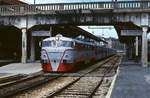 Mit dem Talgo von Irun nach Madrid verläßt 352-009-5  Virgen de Gracia  im April 1986 den Bahnhof San Sebastian (baskisch: Donostia)