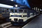 Im April 1984 steht die 354-005-1  Virgen del Pilar  mit einer Talgo IV (Talgo Pendular)-Garnitur abfahrbereit im Bahnhof von La Coruna.