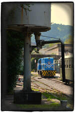 Trenaren Museoa Azpeitia: Die Schmalspur-Diesellok (Nr. 1004, SDAD. GRAL. de FERROCARRILES, Vasco-Asturiana) fährt am 09.08.2023 im Bahnhof Azpeitia ins Depot.