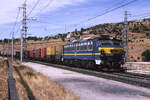  Die leistungsfähigen 251 meistern alle Rampen dre Sierra de Guadarrama  hieß es in spanischen Eisenbahn-Zeitschrift  Via Libre  in den 1980er Jahren. Hier durchfährt die 251 006 den Bahnhof Santa Maria Alameda mit einem Containerzug Richtung Madrid. Die Nennleistung der Lok ist mit 4650 kW angegeben, die maximale Dauerzugkraft mit 349 kN, was die Aussage von  Via Libre  deutlich unterstreicht.
Santa Maria Alameda (Avila - Madrid), 7. Oktober 1988