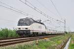 252 069-0 ist mit einem Talgo Intercity auf den Weg nach Valencia. Hier durchfährt er die Felder von Viladecans.

Viladecans 19.06.2024