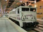 Eine Lok der Baureihe 269 der RENFE mit einem Talgo200 Zug in Mlaga Hauptbahnhof.