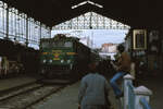 Bahnsteigsszene in Spanien im Jahr 1982 - gerade fährt der Rapido Gijon - Barcelona in den Bahnhof Leon ein.