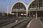 Barcelona Termino oder Estacion de Francia (Französischer Bahnhof) im Jahr 1982 - intensiv war der Zugverkehr dort nicht, das lassen die vielen leeren Gleise erahnen. Aber der Bahnhof war sehr gepflegt.Ganz links im Bild steht die 269 090 der Renfe mit dem  Catalan Talgo  Barcelona - Genf. An der französischen Grenze existierte eine Umspuranlage, welche der Talgo-Garnitur die Weiterfahrt nach Frankreich ermöglichte. Das Kursbuch des Jahres 1987 gibt für den EC Catalan-Talgo eine Abfahrt in Barcelona um 9.55 an und eine Ankunft in Genf um 19.44, also eine Fahrzeit von knapp 10 Stunden. Im Jahr 2024 bietet die Renfe nur eine Verbindung zwischen Barcelona (ab 8.19) und Lyon (an 13.20) an.
Barcelona, September 1982