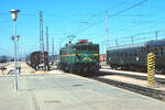 Die 269 005-5 der Renfe übernimmt in Albacete den Rapido aus Cartagena - Murcia und Alicante zur Weiterfahrt nach Madrid Chamartin.
Albacete, Oktober 1983