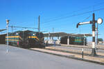 Albacete im Oktober 1983, die beiden Rapidos Madrid - Alicante und Madrid - Murcia - Cartagena stehen zur Abfahrt bereit, Zuglok ist jeweils eine der mächtigen Diesel der Baureihe 333, die 333 034 und die 333 058. Die Elok der Reihe 269 hat die beiden Zugteile vereinigt von Madrid Chamartin nach Albacete gebracht.
Albacete, Oktober 1983