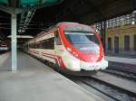 Das Neuste auf Spaniens Breitspurgleisen: BR 463  Civia  von Alstom am 30.11.2007 in Valencia-Nord, eine Doppeleinheit aus je 3 Wagen fuhr den Umlauf Cercanias-Line C1 Valencia-Nord - Gandia, eine 2.