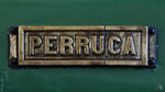 Das Namensschild an der 1881 gebauten Dampflokomotive Norte 1653  Perruca  (030-2110). (Eisenbahnmuseum von Katalonien in Vilanova i la Geltrú, November 2022) 