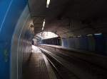 Station Casco Viejo der Strecke Deustu - Lezama, der Bahnsteig reicht bis in den Tunnel. Zu den Zgen der Strecken San Sebastian und Bermeo mu man von hier mit der EuskoTram bis zum Bahnhof Atxuri fahren, es gibt zwar eine Gleisverbindung, aber es fahren nach Atxuri keine Fahrplan-Zge.