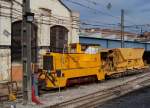 Kleindiesellok mit Schotterwagen am 28.09.2005 in Durango, Strecke Bilbao - San Sebastian.