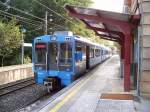 Triebzug 3505/6505 wartet am 28.09.2005 in der Station Zugastieta-Muxika auf den Gegenzug, ab Verzweigung bei Amorebieta ist die Strecke nur noch eingleisig. Der Rckspiegel wird nur beim Halten ausgeschwenkt, vermutlich ist er mit der Trautomatik gekoppelt.