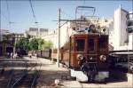 Triebwagen Nr 4 wartet mit ihren nostalgischen Wagen auf die Abfahrt nach Soller in Palma. Archiv 27.09.1991)