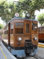 Holz-Triebwagen No.1 der Ferrocarril de Sller im Bahnhof Sller.Der Triebwagen stamt aus dem Jahr 1912.