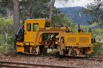 Die 1992 von Plasser Españiola gebaute Stopfmaschine UNIMA 3 mit einer Spurweite von 914 mm steht am 21.09.2016 im Bahnhof von Bunyola.