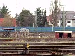 Blechrollen-Tragwagen am 09.05.2003 im Bahnhof Santander, dahinter der Touristenzug.