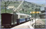 Endstation Vall de Nuria 1964m/.M. mit abfahrbereitem Zug nach Ribes de Freser. Die Wanderwegweiser gleichen denjenigen in der Schweiz. Die Standseilbahn im Hintergrund war nicht im Betrieb (evtl nur im Winter) und wurde als Fussweg bentzt. (Archiv 07/84)