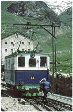 Lok E1 umfhrt ihren Zug in Nuria. (Archiv 06/84)