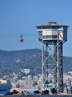 Der Torre Sant Sebastià markiert die Talstation der 1931 eröffneten Hafenseilbahn Barcelona (Teleférico del puerto Barcelona). (November 2022)