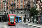 . Madrider Straßenbahn in Stockholm -

Seit 24.5.2007 gibt es in Madrid wieder eine Straßenbahn. Diese wird als Metro Ligero (Leichtmetro) bezeichnet. Obwohl ausgesprochene Straßenbahnfahrzeuge (Typ Citadis von Alstom) eingesetzt werden, entsprechen die Trassierungen der drei Linien eher einer Stadtbahn mit zahlreichen Tunnelabschnitten. Aufgenommen wurde die Bahn an der Haltestelle Nybroplan der Djurgârdslinie in Stockholm. 

28.8.2007 (M)