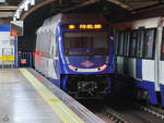 Die Einfahrt eines Metrozuges an der Haltestelle Chamartin, so gesehen Anfang November 2022 in Madrid.