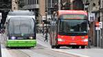 Nahverkehr im Stadtzentrum von Bilbao am 30.06.2017 mit dem Triebwagen 407 der Straßenbahn  Euskotren Tranbia .