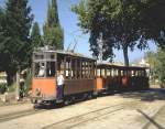 Sller Tram mit zwei Wagen auf der Fahrt zum Depot in Sller.