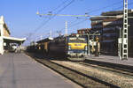 Für die steigungsreichen Abschnitte der Sierra de Guadarrama und des Pajares der Strecke Madrid - Gijon beschaffte die Renfe die Reihe 251. Hier durchfährt die 251 021 mit einem kurzen Containerzug den Bahnhof Palencia Richtung Süden. Mitsubishi und CAF haben wohl gute Arbeit geleistet, denn im Jahr 2023 standen Maschinen dieser Baureihe noch im Dienst.
Palencia (Castilla y Leon), 15. Oktober 1989