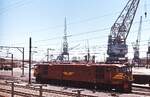 Elektrischer Betrieb in Südafrika im November 1976: Im Hafen von Kapstadt rangiert eine unbekannte 4E. Der Entwurf für diese (1'Co)(Co'1)-Maschinen stammt von General Electric, gebaut wurden sie von der North British Locomotive Company. In den Jahren 1952 und 1953 erhielt die SAR 40 Exemplare, die unter den Nummern E219-258 eingereiht wurden.