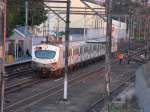 Kurz vor Sonnenuntergang wartet der abendliche  Premium Express , im Volksmund  Business-Train  genannt, in der Station Firgrove (Strecke: Strand - Somerset West - Erste Rivier - Bellville - Cape