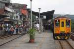 DRC1028 am 31.Mai 2014 in Shifen Station. Man beachte die Unmengen an Fahrgsten, welche an Wochenenden die Zge in Taiwan heillos berfllen.